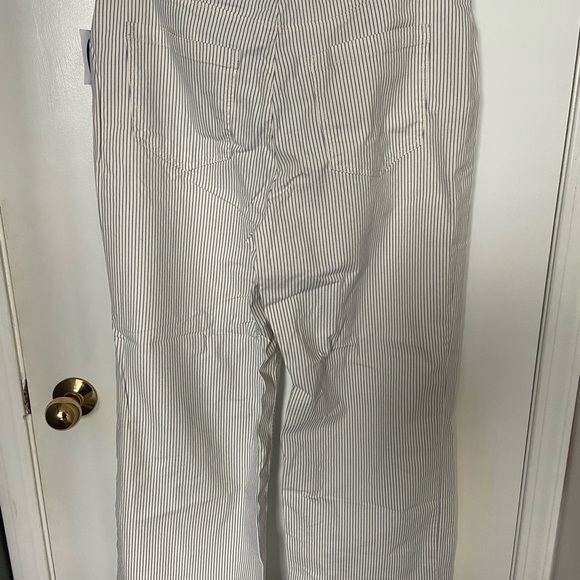 Old Navy High-Waisted Wide Leg Cropped Chino Pants. - Picture 4 of 5